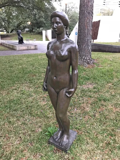 Flora, Nude