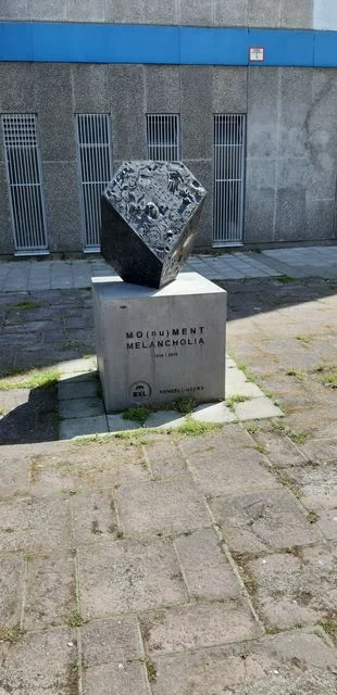 Mo(nu)ment Melancholia