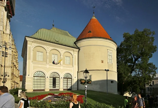 Nadbiskupski dvor