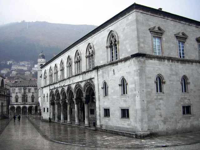 Knežev dvor