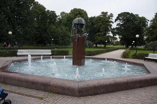 Poisid vihmavarjuga