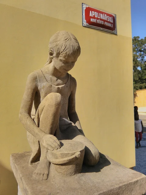 Hrající si děvčátko