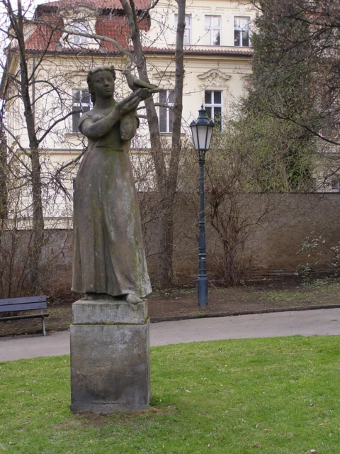 Dívka s holubicí