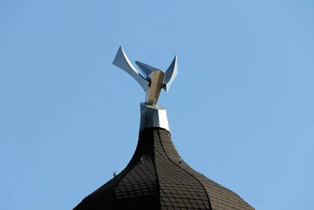 Turmspitze mit Flügeln