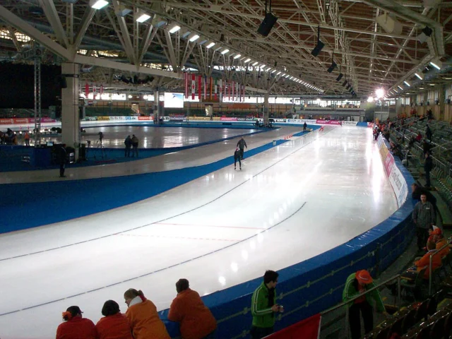 Eisschnelllaufhalle