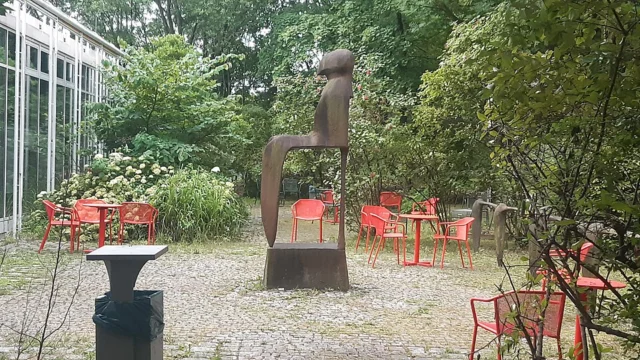 Große transparente Sitzfigur II