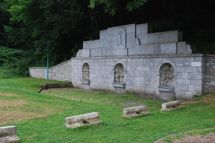 Anciennes glacières et terrasse thermale