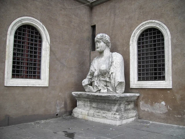 "talking" statue Madama Lucrezia
